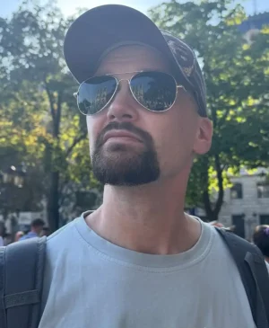Ich mit Sonnenbrille in Paris